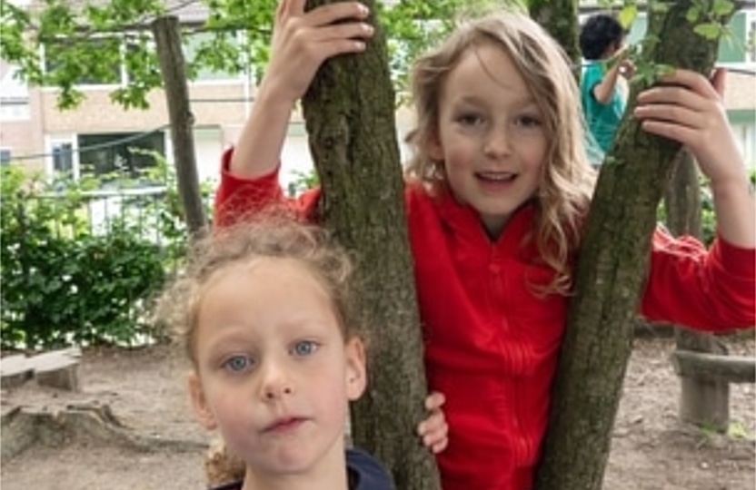 meiden in boom